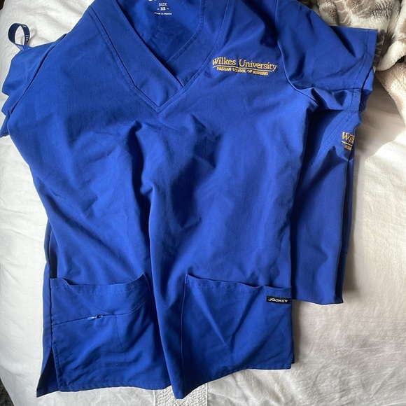 Wilkes University scrub tops women’s xs - Picture 2 of 2